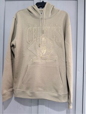 Boston Celtics Embroidered Hoodie - size M